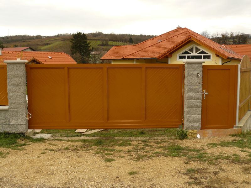 Pero-drážkový profil