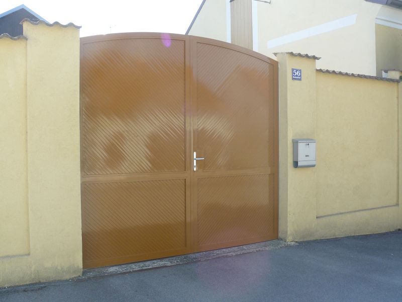 Pero-drážkový profil